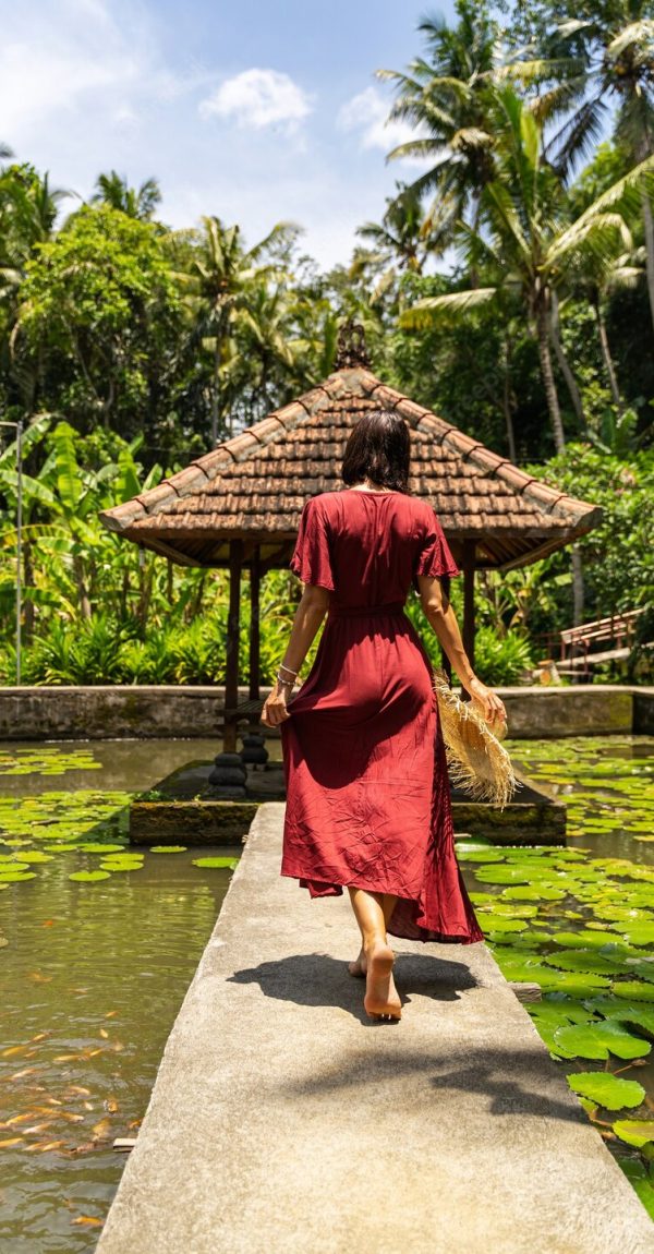 20230522142811_[fpdl.in]_day-relaxation-pleased-brunette-girl-looking-forward-while-enjoying-exotic-nature_317809-3988_large