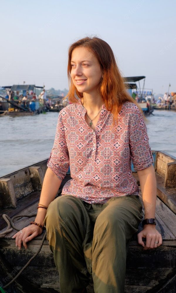 20230522151550_[fpdl.in]_woman-tourist-floating-market-vietnam_211251-208_medium